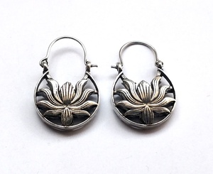 Pendientes de aro chapados en plata estilo Amboz diseño bohemio para niñas y mujeres para bodas, fiestas y regalos hechos de latón - Product Image 1