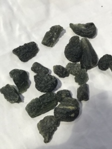 Natural de alta calidad moldavita especímenes en venta al por mayor - Product Image 3