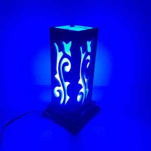 Innovadora lámpara de escritorio LED de madera de pino, lámpara de mesa con diseño único - Product Image 1