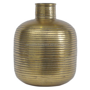 Jarrones de aluminio con textura acanalada dorada pequeña - Product Image 1