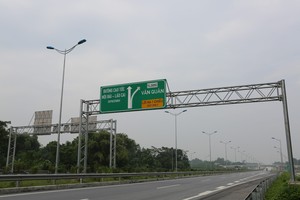 รั้วทางหลวงผู้ผลิต/เครื่องขึ้นรูปม้วนสำหรับขาย,การจราจรบนถนนปลอดภัยลูกฟูกคานทางหลวงยามรถไฟสำหรับขาย - Product Image 5