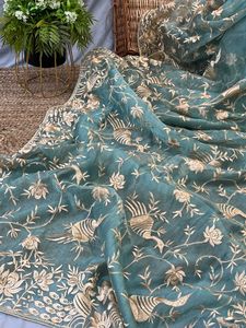 Sari de Diseño Elegante para Fiesta, en Organza de Seda Chinon con Bordado Pesado de Resham y Pedrería, Última Colección - Product Image 3