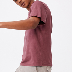 Camiseta Henley de verano azul claro premium OEM para hombre, personalizada con impresión de logotipo y diseño. - Product Image 5