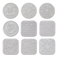 Sous-verres carrés faits main, absorbants, avec motifs floraux et géométriques pour la décoration de table.