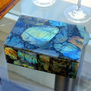 Caja de Joyería Acrílica con Piedras de Cristal de Chakra |   Organizador de Almacenamiento para Piedras Preciosas Naturales |   Estuche de exhibición para piedra curativa de labradorita - Product Image 3