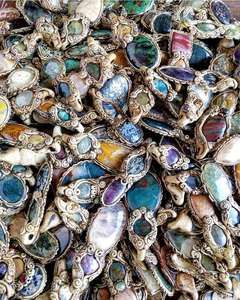 Lot de bijoux fantaisie en pierres naturelles mélangées faites à la main, pendentifs et bagues en argile polymère, avec pierres précieuses de guérison en cristal, vente en gros - Product Image 1