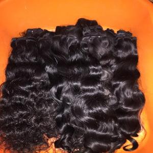 Extensiones de cabello humano indio brasileño virgen rizado natural del 100 por ciento, proveedor de paquetes de cabello Remy crudo sin procesar del sur de la India - Product Image 1