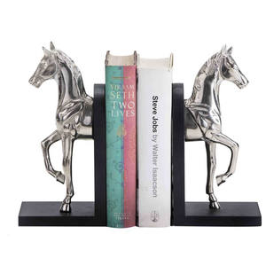 Livre de cheval polissant brillant en métal personnalisé avec base noire, pour la décoration de bureau et de bureau - Product Image 1