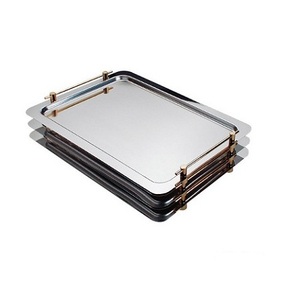 Plateau de service pour en-cas de couleur argentée au design moderne, en acier inoxydable, avec poignées en laiton, en provenance d'Inde - Product Image 4