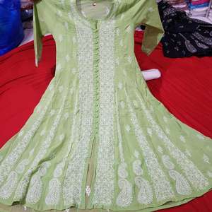 Superbe robe en aline longue au sol avec broderie lourde Chikankari parfaite pour les femmes à la recherche de mode classique et ethnique - Product Image 4