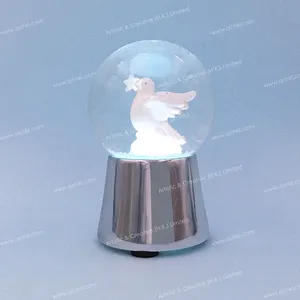 圣诞鸽子发光高品质银站在玻璃雪球