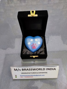 Urna de cremación de flores pintada a mano de aluminio de estilo americano, recuerdo de corazón de dos patas de Brassworld India, suministros funerarios - Product Image 5