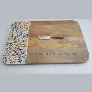 Almohadilla de charcutería de tabla de queso hecha a mano de madera de acacia y resina decorada con mango de madera y almohadilla de corte de resina de Río Azul - Product Image 5