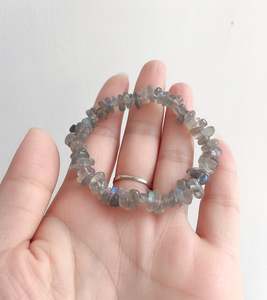 Naturel À La Main Lisse Uncut Puces Labradorite Pierres Précieuses À La Main Bleu Bracelet Feu Persévérance Pierre - Product Image 2