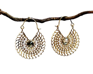 Dernières boucles d'oreilles créoles bohèmes en laiton avec pierre de labradorite, plaqué or, nouveau design, style unique pour femme - Product Image 1