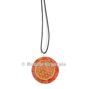 Pendentif circulaire en cornaline Rozrin Crystals avec incrustation de motifs Feng Shui - Product Image 1