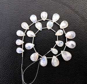 Pierre de lune arc-en-ciel naturelle à facettes en forme de poire perles Briolette Flashy bleues fabricant en gros véritable de haute qualité - Product Image 4