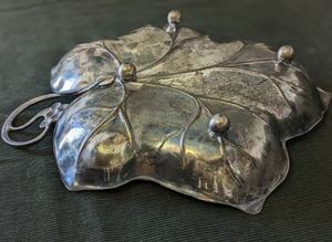 Plateau et plateau de service en métal de style nouveau avec un design en forme de feuille, parfait pour la cuisine et le rangement des aliments sur la table - Product Image 2