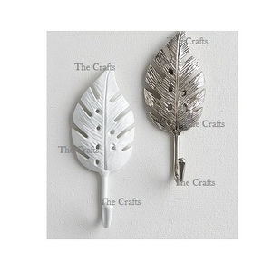 Lot de quatre crochets muraux de différentes tailles et formes pour accessoires de décoration intérieure. - Product Image 6