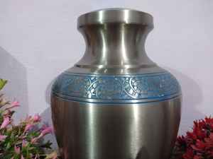 Urna de cremación grande grabada en plata de latón, suministros funerarios de la India, Brassworld - Product Image 6