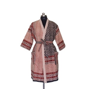 Vente en gros de vêtements de nuit indiens 100% en coton imprimé Kantha matelassé style kimono, robe longue faite à la main, peignoirs de bain pour femmes - Product Image 1