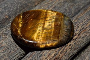 Pierre de soin en œil du tigre, en cristal naturel - Product Image 3