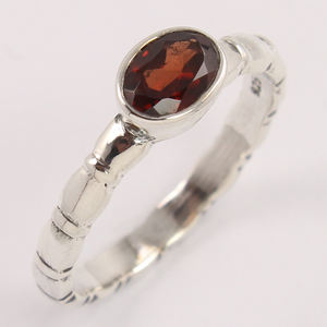 แหวนเงินแนวอาร์ตที่หายากมาพร้อมกับพลอยโกเมนสีแดงล้ำค่าทรงวงรีใน925เงินแท้มีสไตล์และแหวนชั้นดี - Product Image 1