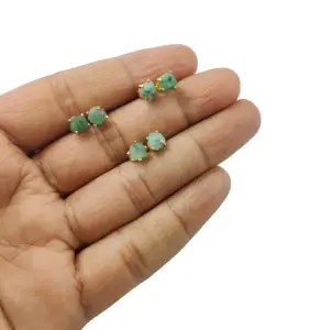 Natuurlijke Emerald Ruwe Tiny Stud Vergulde Prong Set Mei Birthstone Oorbel
