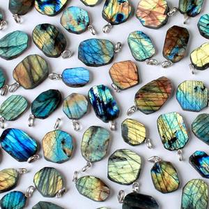 Pendentif en pierre précieuse Labradorite naturelle Pendentif en pierre précieuse Labradorite bleue Lot de pendentifs en vrac - Product Image 2
