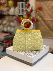 M Creation propose un magnifique sac à main antique avec broderie de perles, fermeture éclair, tissu en coton, poignée en forme de bracelet, chaîne pour usage extérieur - Product Image 5