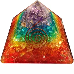 Hoog Verkopende Zeven Chakra-Laag Orgone-Piramide Wordt Geleverd Met Helende Stenen Chakra-Steen Voor Emf-Bescherming-Chakra-Piramide