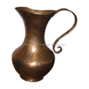 Jarra de agua martillada con acabado de bronce y cobre - Product Image 1