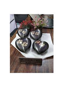 Urna de latón para mascotas de 7 pulgadas en negro con patas doradas Suministro funerario en forma de corazón dedicado a las mascotas amadas - Product Image 1