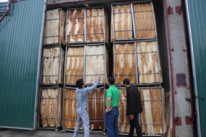 Chapa de melamina de madera contrachapada con película vietnamita de 18mm de alta calidad, mejor precio, construcción moderna, negro/marrón E0 para uso en hoteles - Product Image 4