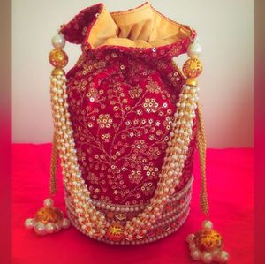 DAZZLING--POTLI-BAG AVEC BEAUTIFUL--HAND--EMBROIDERY--SEQUENCE, PERLES, PIERRE, BEAU TRAVAIL ON--BAGS POUR la PARTIE et DE MARIAGE @ 2021 - Product Image 1