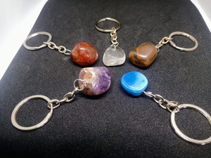 Porte-clés en pierres naturelles polies, agate, cristal, pierres mélangées naturelles, pour la guérison, par Rais Agate - Product Image 2
