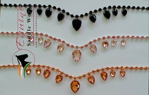 Bande de sourcils de course de chevaux en cuir rouge de qualité indienne faite à la main de style occidental avec cristaux suspendus et boucle de ruban adhésif ouvert - Product Image 4