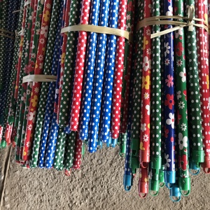 Manche de balai en bois à pois et fleurs enduit de pvc vente en gros/bâtons de balai en bois/bâtons de balai - Product Image 4
