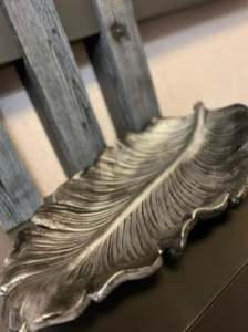 Plateau de rangement en forme de feuille en aluminium avec design de taille moyenne, parfait pour les mariages et les événements, ensemble de service de table - Product Image 3