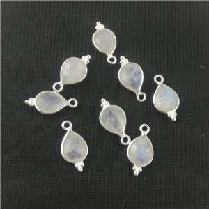 Colgante de Bisel Elegante para Fiesta, Chapado en Oro, de Plata de Ley con Gema de Piedra Lunar Arcoíris de Corte Pera - Product Image 3