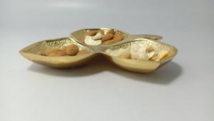 Tazón para servir chapado en oro de 24 quilates de estilo moderno Diseño elegante de metal para ocasiones especiales - Product Image 3