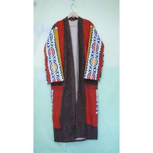 Veste Kantha matelassée faite à la main Design floral Peignoir en coton indien Manteau long d'hiver pour femmes Nouvelle version d'automne - Product Image 4