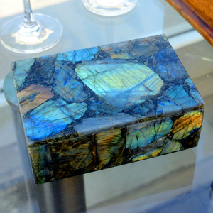 Caja de Joyería Acrílica con Piedras de Cristal de Chakra |   Organizador de Almacenamiento para Piedras Preciosas Naturales |   Estuche de exhibición para piedra curativa de labradorita - Product Image 1