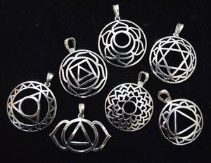 Juego de colgantes de Metal con símbolo de Chakra de alta calidad, piedra preciosa de ágata tallada a la venta - Product Image 1