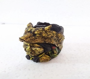 Vintage hecho a mano Resina de polietileno Tribal cara pluma soporte mesa superior decoración mayorista exportador de la India - Product Image 1