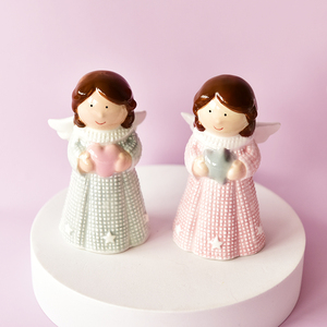 Petit ange en porcelaine rose et gris avec des ailes tenant un cœur et une étoile - Product Image 2