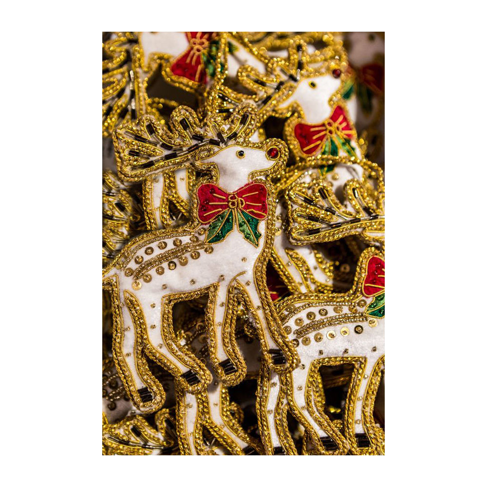 สีขาวและสีทอง