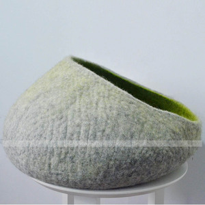 Cueva para gatos de doble capa ecológica, hecha a mano por mujeres expertas artesanas en Nepal, Nueva Zelanda, cama para mascotas de fieltro de lana - Product Image 3