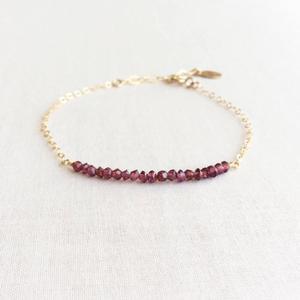 Pulsera de Granate Pequeña Hecha a Mano - Product Image 1