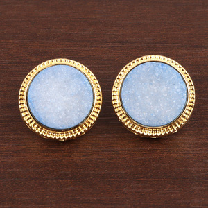 Pendiente de tuerca hecho a mano para niña, pendiente de 17mm de forma redonda, natural, azul azúcar, 24k, chapado en oro - Product Image 3